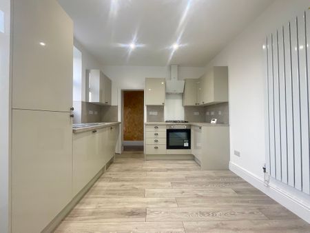 2 bedroom Apartment to let - Photo 3