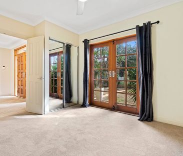 SPACIOUS HOME NESTLED IN QUIET LOCATION - BROADBEACH WATERS - Photo 3