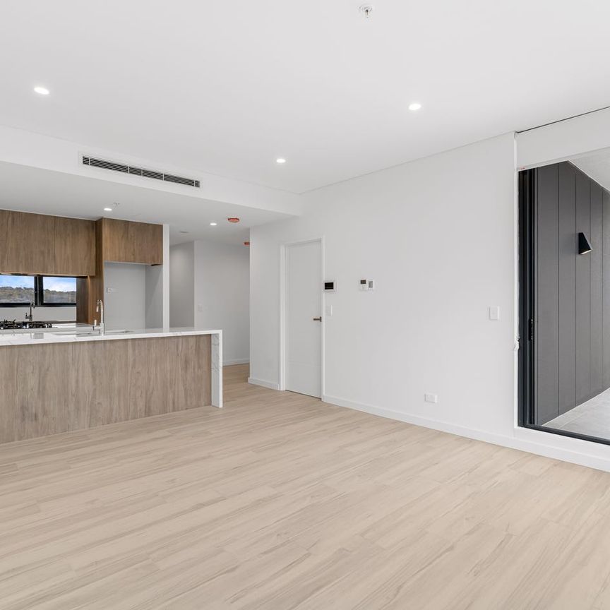 Elevated 3-Bedroom Residence with Sweeping Brisbane Water & Stadium Views - Photo 1