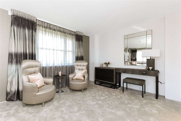 A stunning triplex penthouse apartment featuring a fabulous reception room and a private roof terrace. - Photo 1