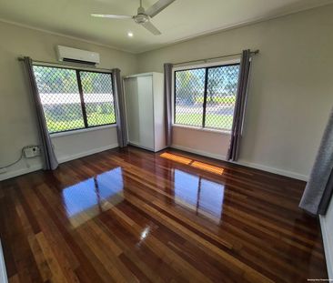 Three Bedroom Home - Fully Air Conditioned - Fenced Yard - Photo 3
