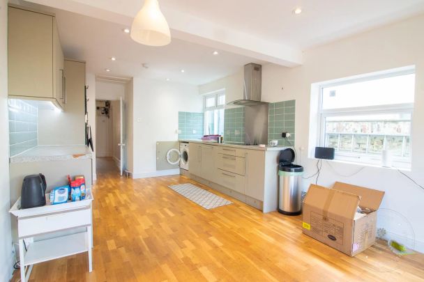 3 Bedroom House - Mid Terrace - Photo 1