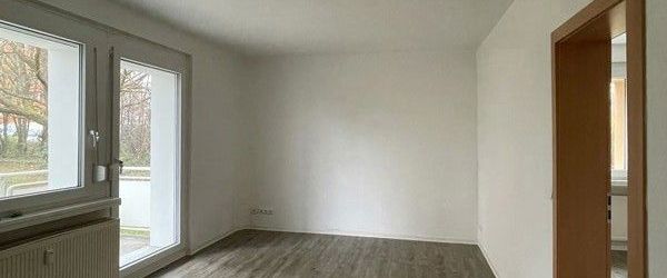 Schöne 2-Raum-Wohnung mit Balkon in ruhiger Lage! - Foto 1