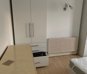Room in a Shared House, Grosvenor Road, IG1 - Photo 5