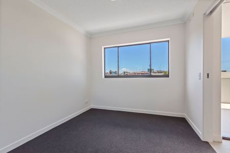 Modern Unit in the Heart of Maroochydore&excl; - Photo 3