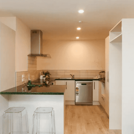 Fully Furnished Central Living - Photo 4