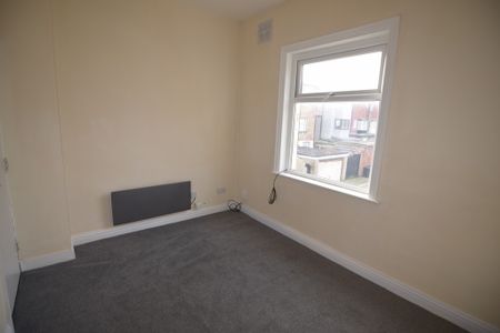 To Let 1 Bed Flat - Photo 4