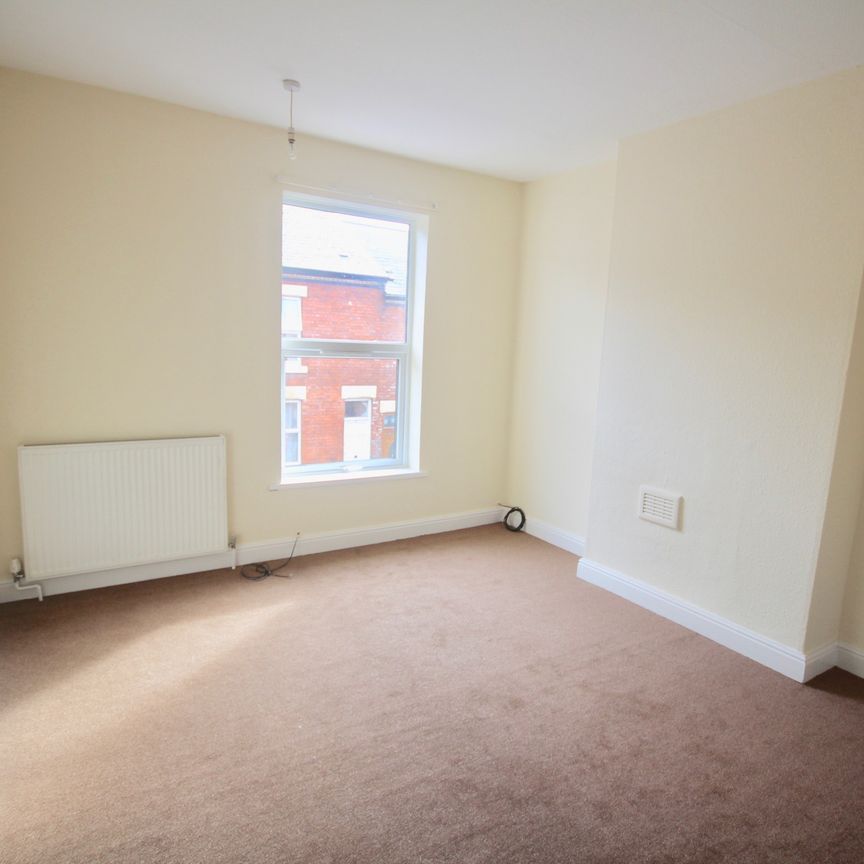 AVAILABLE NOW TWO DOUBLE BEDROOM S DINING ROOM FRONT RECEPTION ROOM GARDEN ON STREET PARKING CENTRAL HEATING - Photo 1