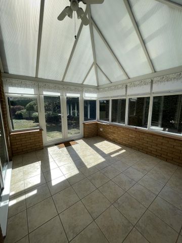 4 bedroom detached bungalow to rent - Photo 2