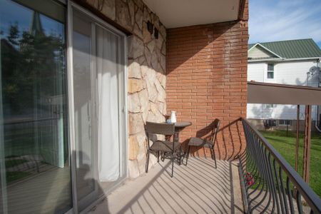 **SPACIOUS** Extended Bachelor Apartment in Welland!! - Photo 2