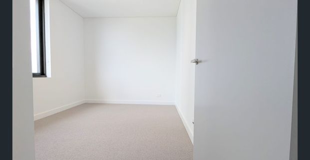 Luxury 3 Bed 3 Bath plus Study Water View Apartment - Rhodes Central - Photo 1