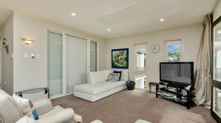 WAIWERA COASTAL SPA APARTMENT- TOP FLOOR - Photo 3