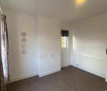 2 bedroom end of terrace house to rent - Photo 4