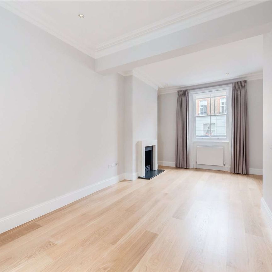 Beautifully finished throughout, this three bedroom townhouse is tucked away in a quiet Chelsea square. - Photo 1