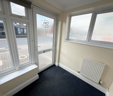 2 bedroom ground floor flat to rent - Photo 2