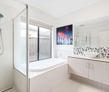 Spacious Family Home in a Prime Tarneit Location - Photo 4