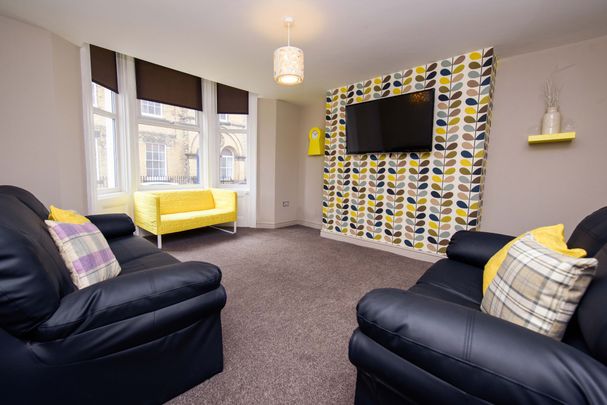 Large en-suite room in friendly, central house share - Photo 1
