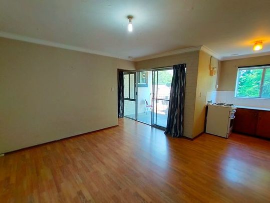 MODERN, LARGE UNIT. VIEWS VIEWS!! TOP LOCALE. CLOSE TO AMENITIES. - Photo 1