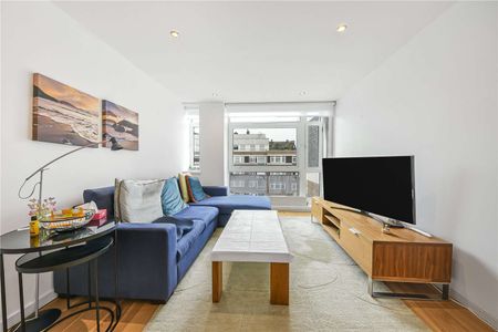 One bedroom apartment set on the fifth floor of a portered block - Photo 4