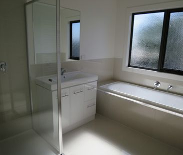 35 Swanson Crescent, Chadstone VIC 3148 - Townhouse For Rent | Domain - Photo 4