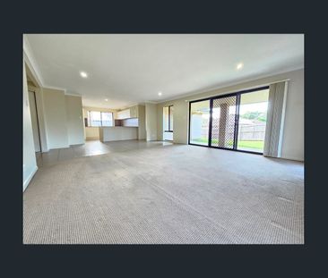 LARGE 4 BEDROOM FAMILY HOME WITH OPEN KITCHEN LIVING DINING THAT OP... - Photo 1