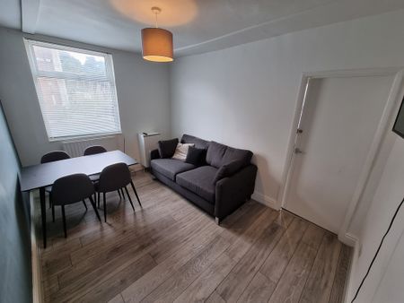 5 Bed Student Accommodation - Photo 3