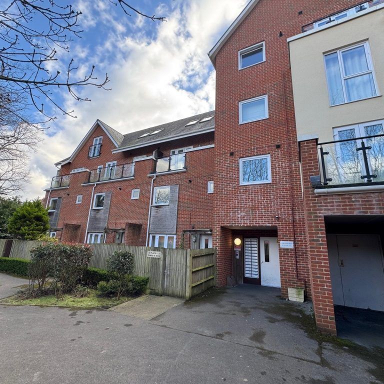 1 Bedroom Flat / Apartment - Archers Road, Southampton - Photo 1