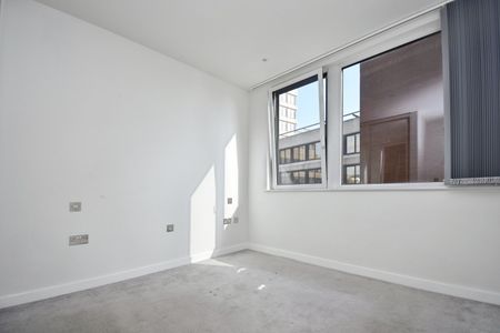 Flat to rent - High Street, Bromley, BR1 - Photo 4
