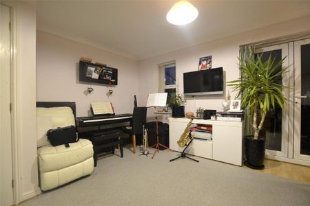 3 bedroom end of terrace house to rent - Photo 2