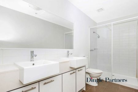 Bright & Modern 2-Bedroom Apartment in the Heart of Collingwood - Photo 4