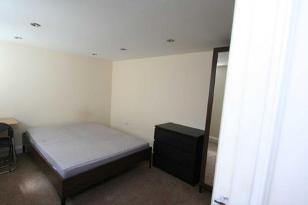 6 bedroom end of terrace house to rent - Photo 4