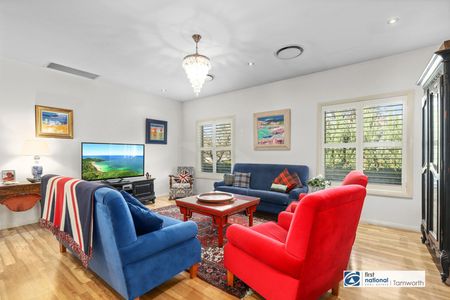 Three bedroom, open living in East - Photo 2