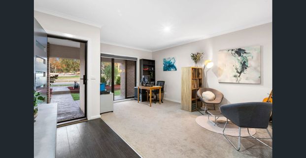 Spacious Parkside Family Living With A Pool - Photo 1