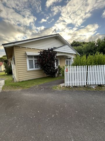 Three Bedroom on Herschel - Photo 2