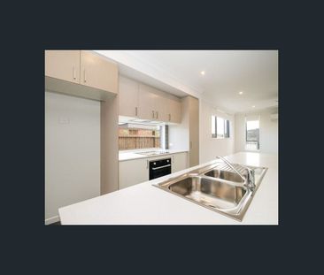 Beautiful 4 Bedroom Townhouse in Perfect Location! - Photo 6