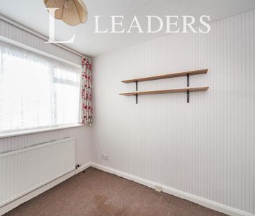 3 bedroom semi-detached house to rent - Photo 2