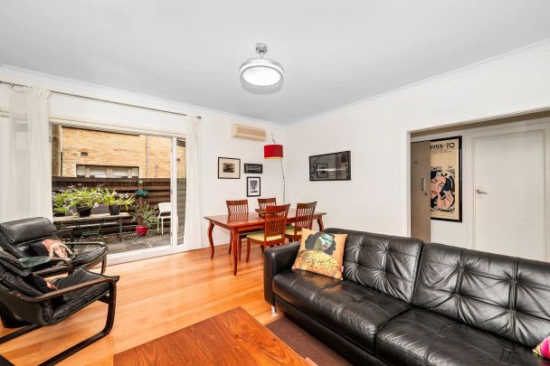 Spacious Three-Bedroom Home with Courtyard and Modern Comforts - Photo 1