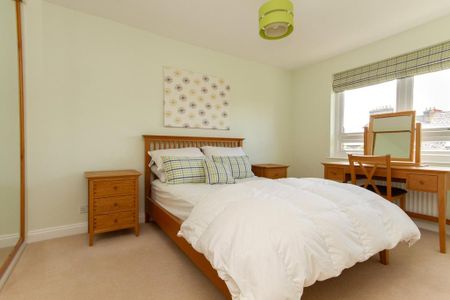 4 bedroom link detached house to rent - Photo 3