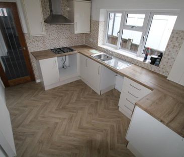 2 bedroom end of terrace house to rent - Photo 4