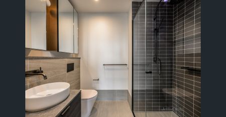 Spacious and Stylish Two-Bed, Two-Bath Apartment in Prime West Melbourne Location - Photo 2