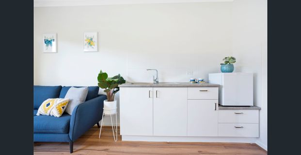 $380 per week - FULLY FURNISHED - Photo 1