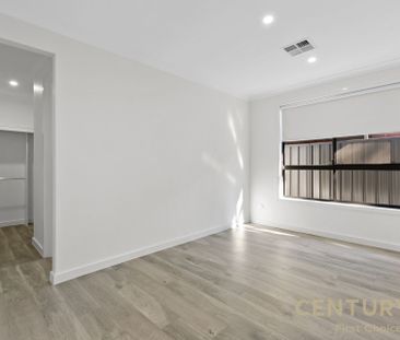 Brand New Stunning Executive Home in a Prime Location - Photo 5