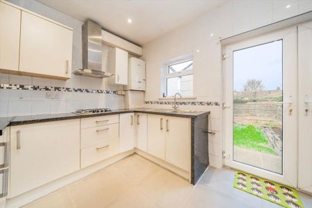 4 bedroom terraced house to rent - Photo 5