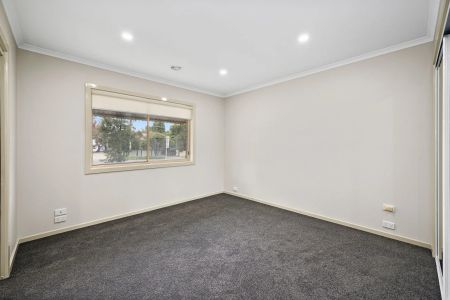 Exquisite Two-Storey Townhouse - Photo 3