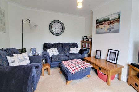 Three Bedroom House To Let On Beechcroft Road - Photo 3