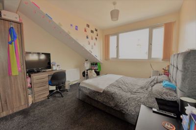 2 bedroom House in Harold Place, Leeds - Photo 1