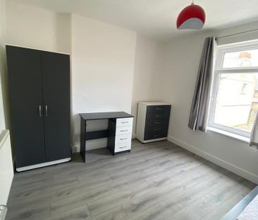 4 bedroom end of terrace house to rent - Photo 5