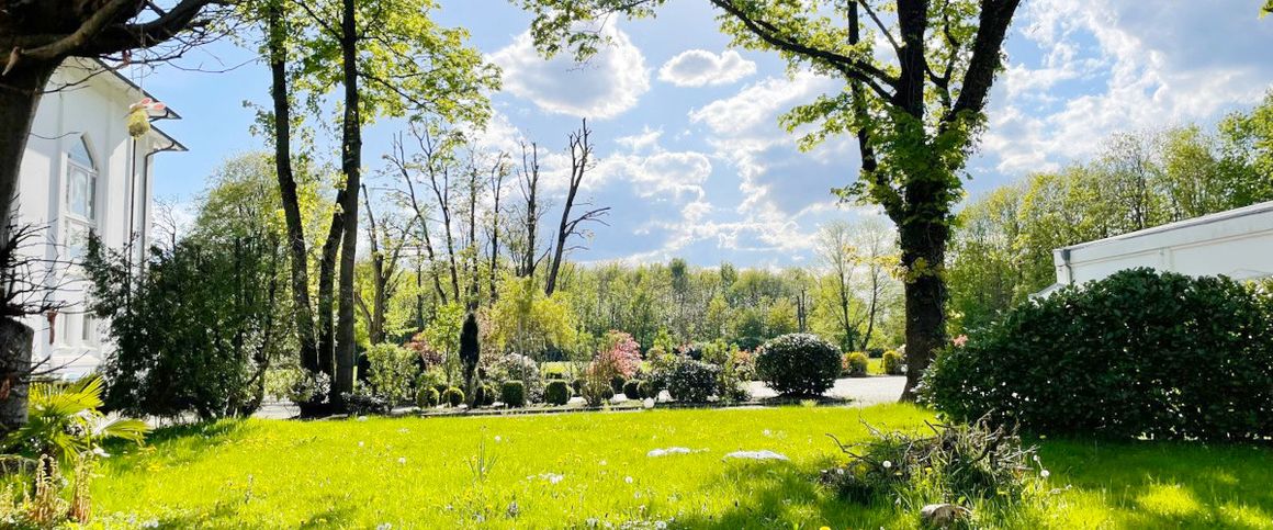 Möbliertes Haus - ehemaliges Gesindehaus mit Kamin, Terrasse und Garten in parkähnlicher Anlage! - Photo 1