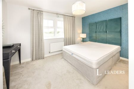 3 bedroom house to rent Westvale Road, Horley, Surrey, RH6 - Photo 3