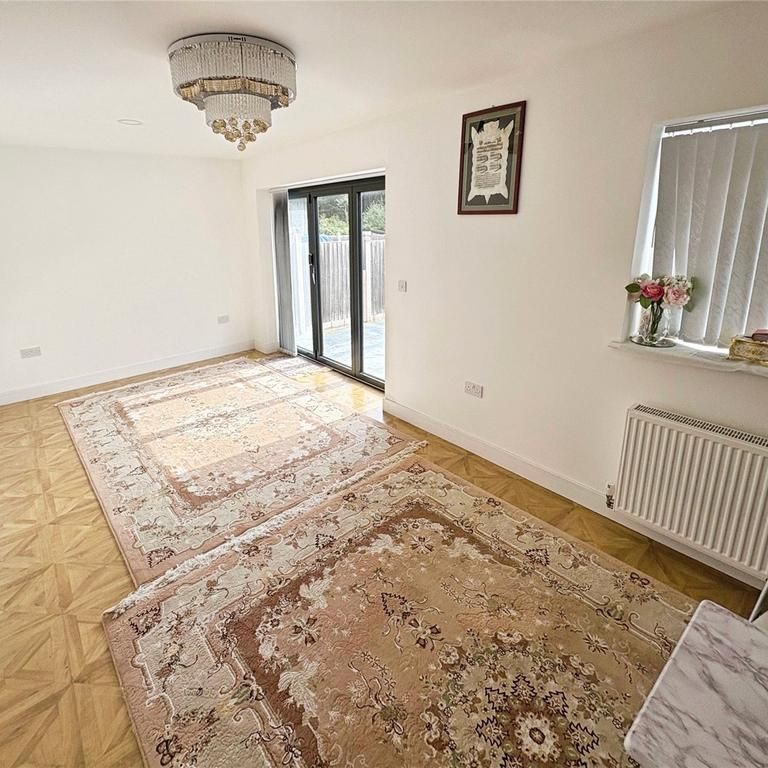 4 bedroom detached house to rent - Photo 1